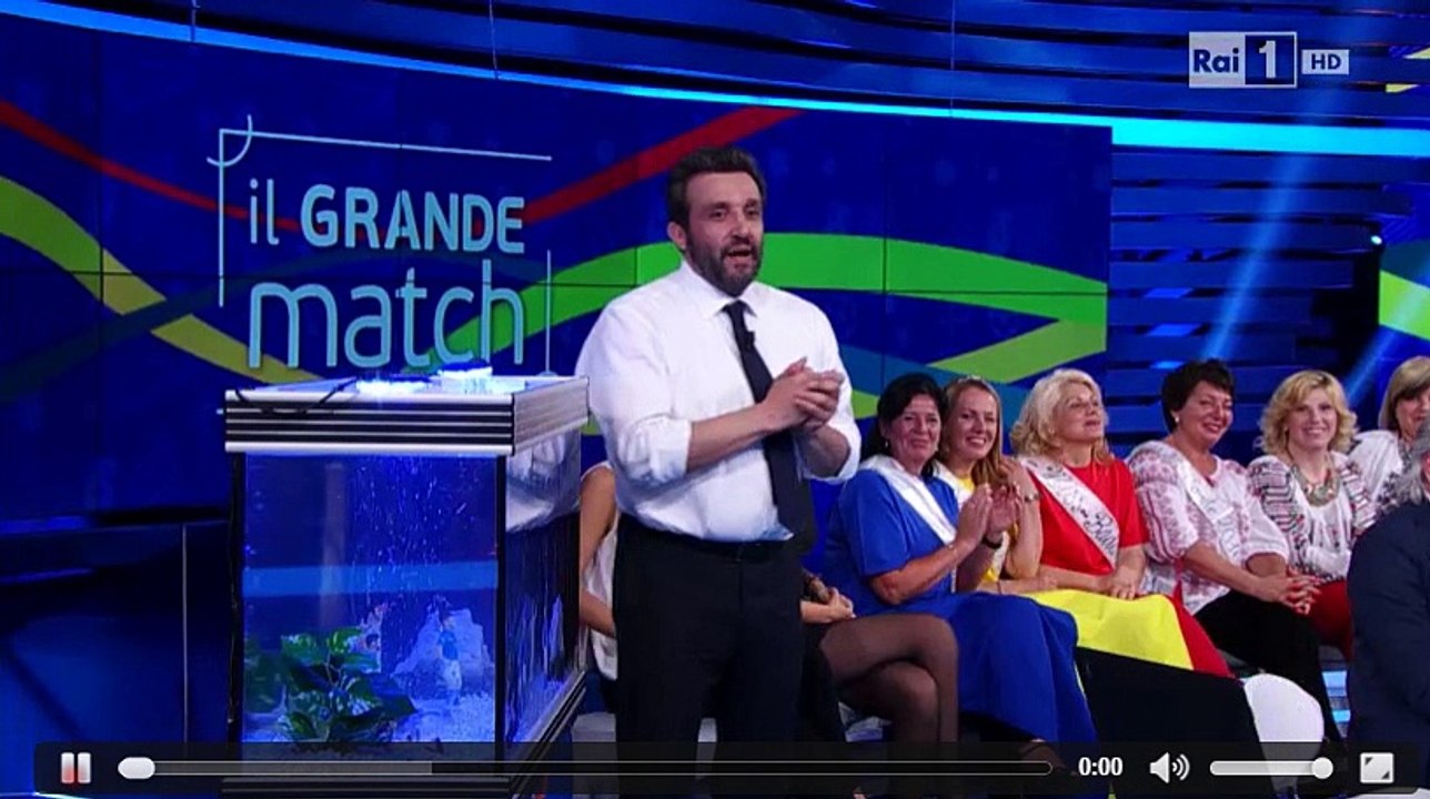 "Il Grande Match" , Flavio Insinna e il pronostico della carpa - 10/06/2016