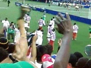 Les Gambiens saluent le public