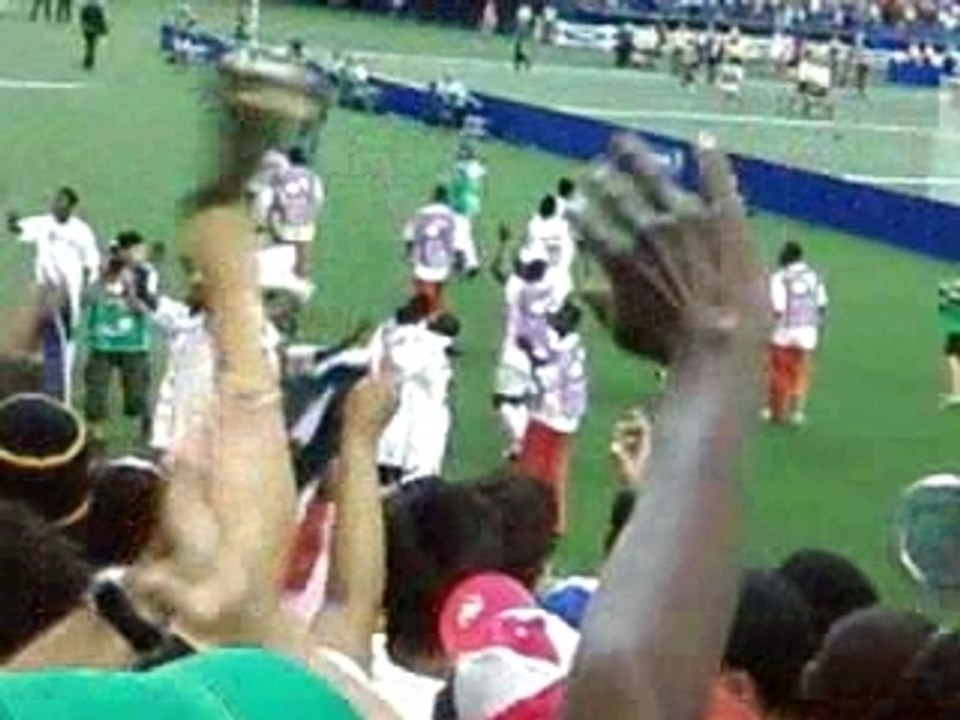 Les Gambiens saluent le public