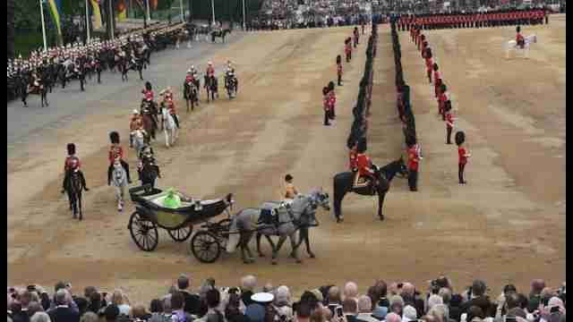 Solemne desfile militar en Londres por el 90 cumpleaños de Isabel II