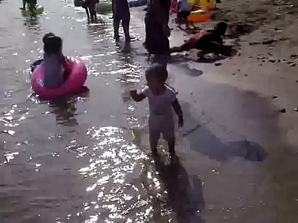 Di pantai 25 08