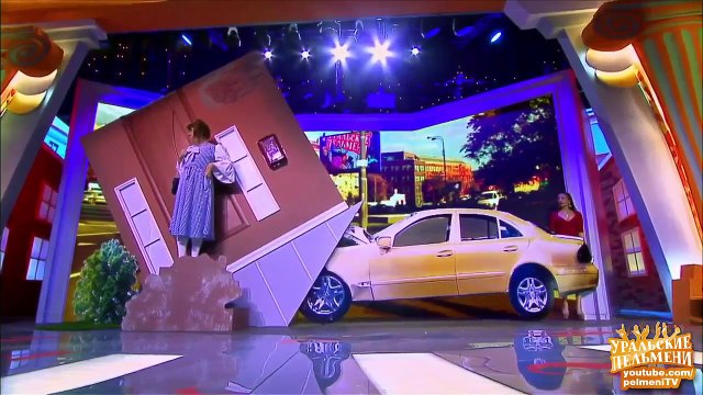 Женщина на автомобиле наехала на домик Элли. Сногсшибательный юмор! Посмеялся от души!