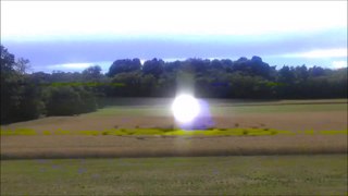 UFO ball of light, seen up close. - Ovni boule de lumière, aperçu de près.