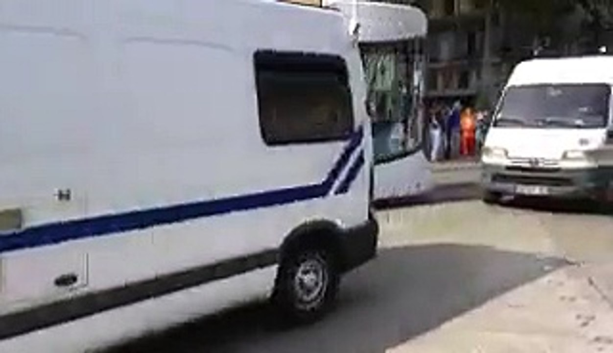 Marseille Euro2016 - Une quinzaine de cars de crs descend la canebiere en direction du vieux port