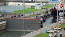 Panamá prueba su canal ampliado con grandes buques