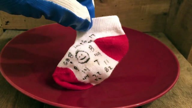 José Luis Colmenter: Derretir un calcetín con ácido sulfúrico. Video: LET'S MELT THIS