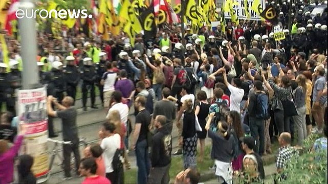 В Вене марш ультраправых не разминулся с манифестацией антифашистов, есть раненые