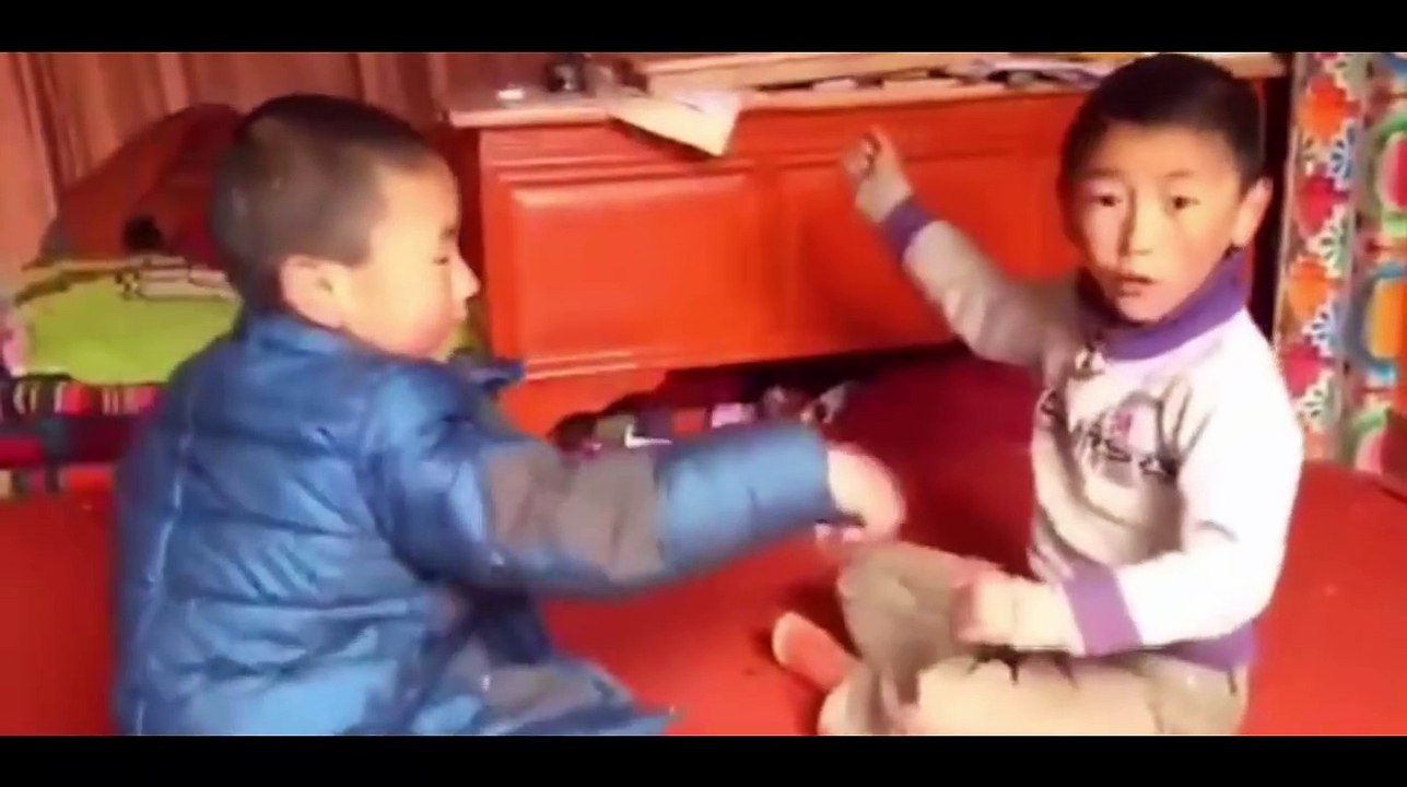 Taş, Kağıt, Makas Oynayan Çinli Çocuklar