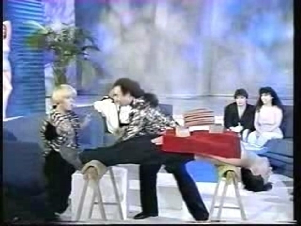 sous hypnose casse des briques sur un homme