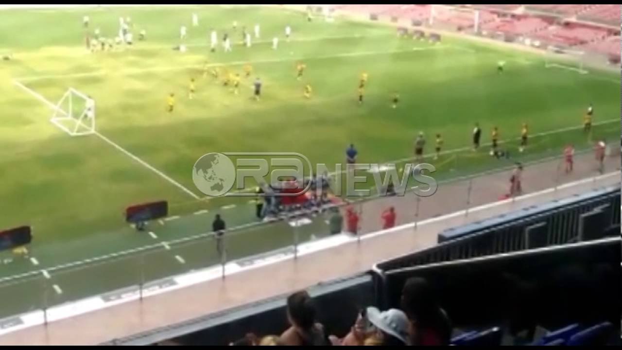 Ora News – Flamuri shqiptar shpaloset dhe në "Camp Nou"