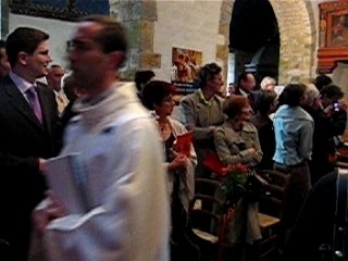 080-Film, l'entrée dans l'église