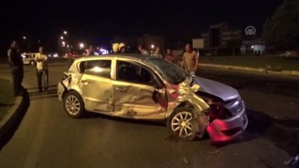 Sebze Yüklü Kamyon ile Otomobil Çarpıştı