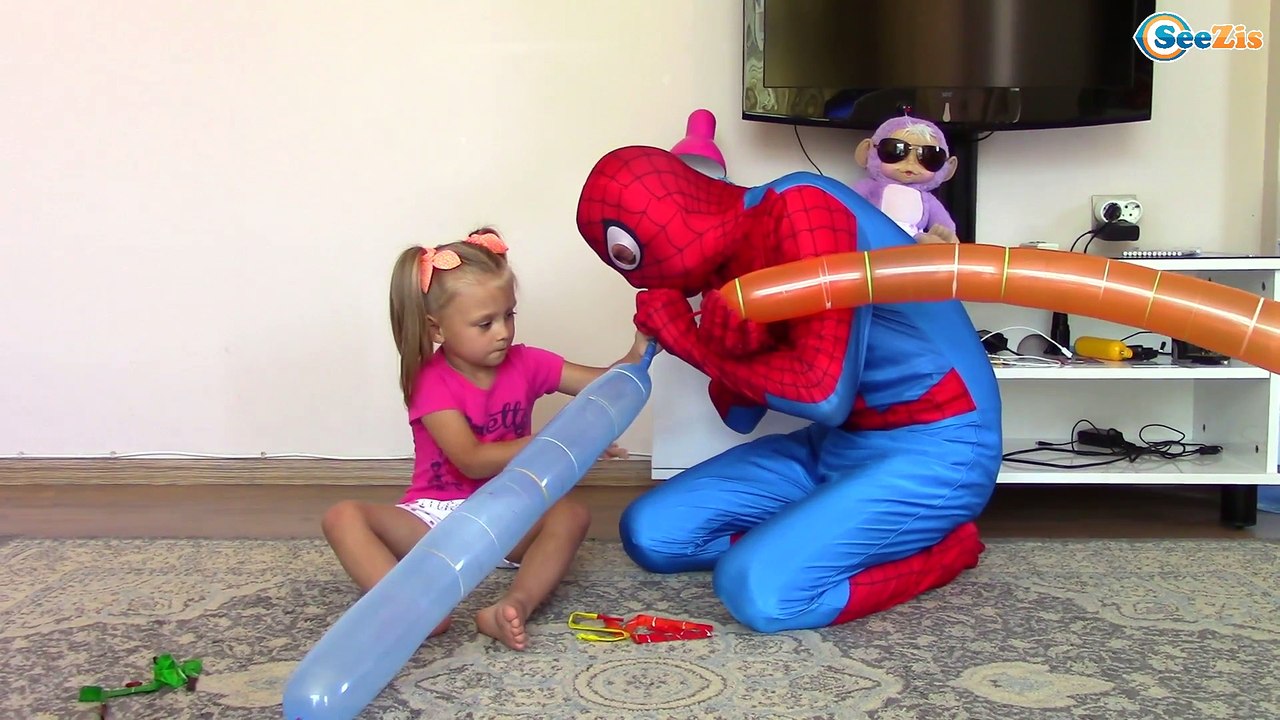 SPIDERMAN. Ярослава и Человек Паук надувают воз...