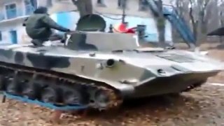 ДНР Бой Ополчение с БМД бьют возле подьезда 29 11 Донецк
