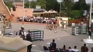 Ganda Sign Border - Indian Soldier slip and Embarrass in-front of Thousands Indians