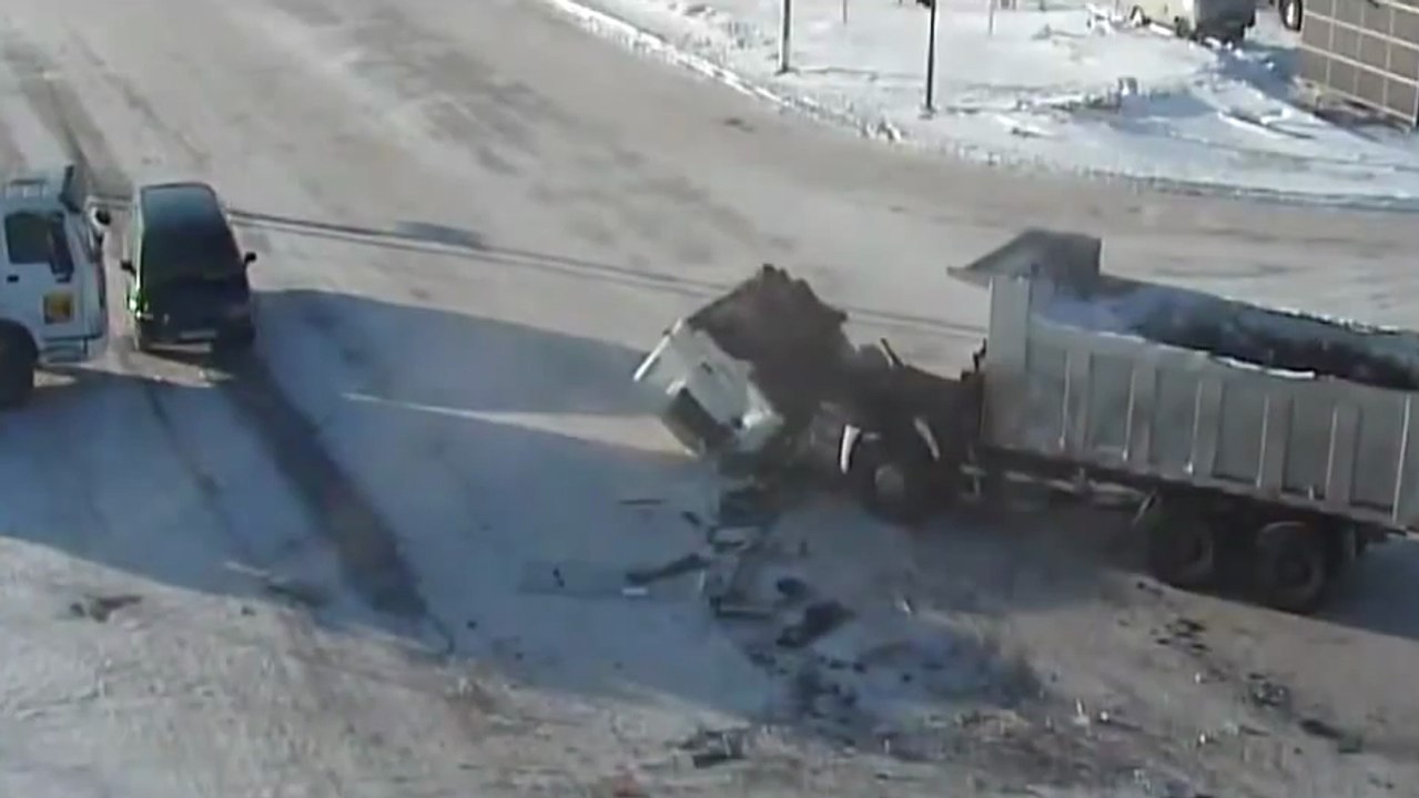 Un camion toupie percute la cabine d'un autre camion..