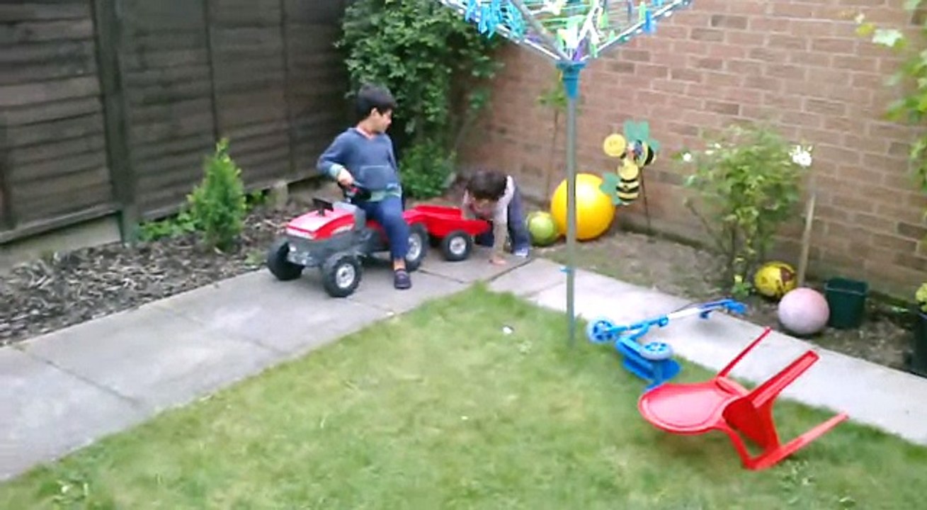 doo braka in our garden 2012-08-23-009.mp4