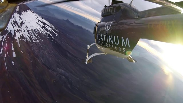 Vol en Wingsuit au dessus d'un volcan en éruption ! Ce mec est fou...