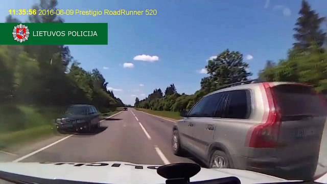 Ce chauffard lâche de la fumée et des clous devant les flics en pleine poursuite