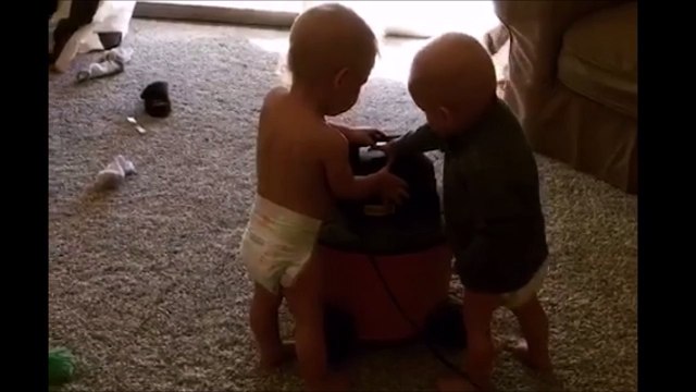 Ces bébés se mettent à danser autour de l'aspirateur... WTF??