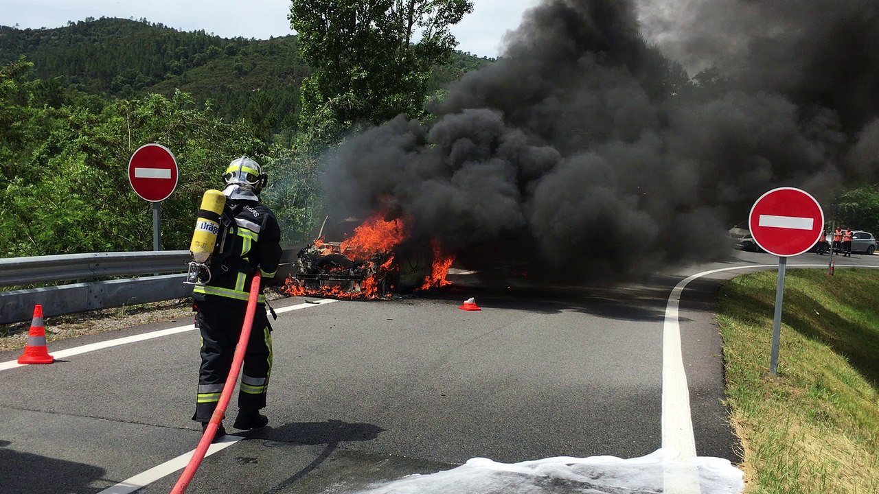 Une voiture prend feu sur l'A8, la sortie Les Adrets fermée