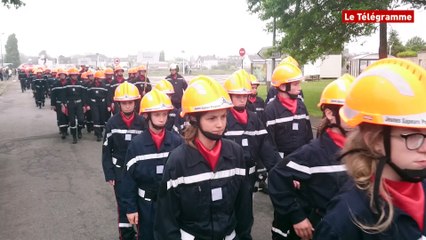 下载视频: Pont-l'Abbé. Les Jeunes sapeurs-pompiers font le spectacle