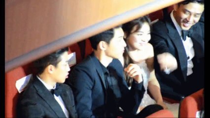 Yoo Ah In,“Song-Song” Couple, And Park Bo Gum Take Friendly Photo Together Backstage