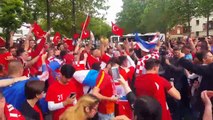 Les supporters turcs et croates chantent ensemble - football