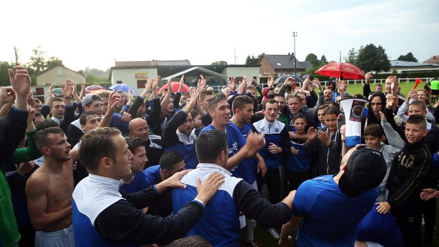 Réactions et joies des supporters et joueurs de Guignicourt après la victoire en coupe de l'Aisne.