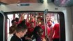 Les supporters gallois mettent de l'ambiance dans le tram bordelais