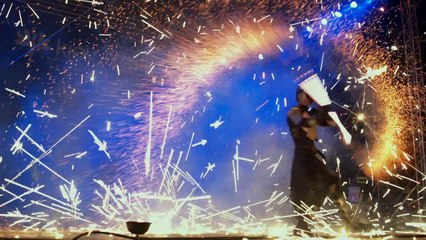 آلاف الأشخاص يحضرون مهرجان النار في  كييف