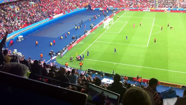 Euro 2016 : Un supporter fait irruption sur le terrain et embrasse Modric