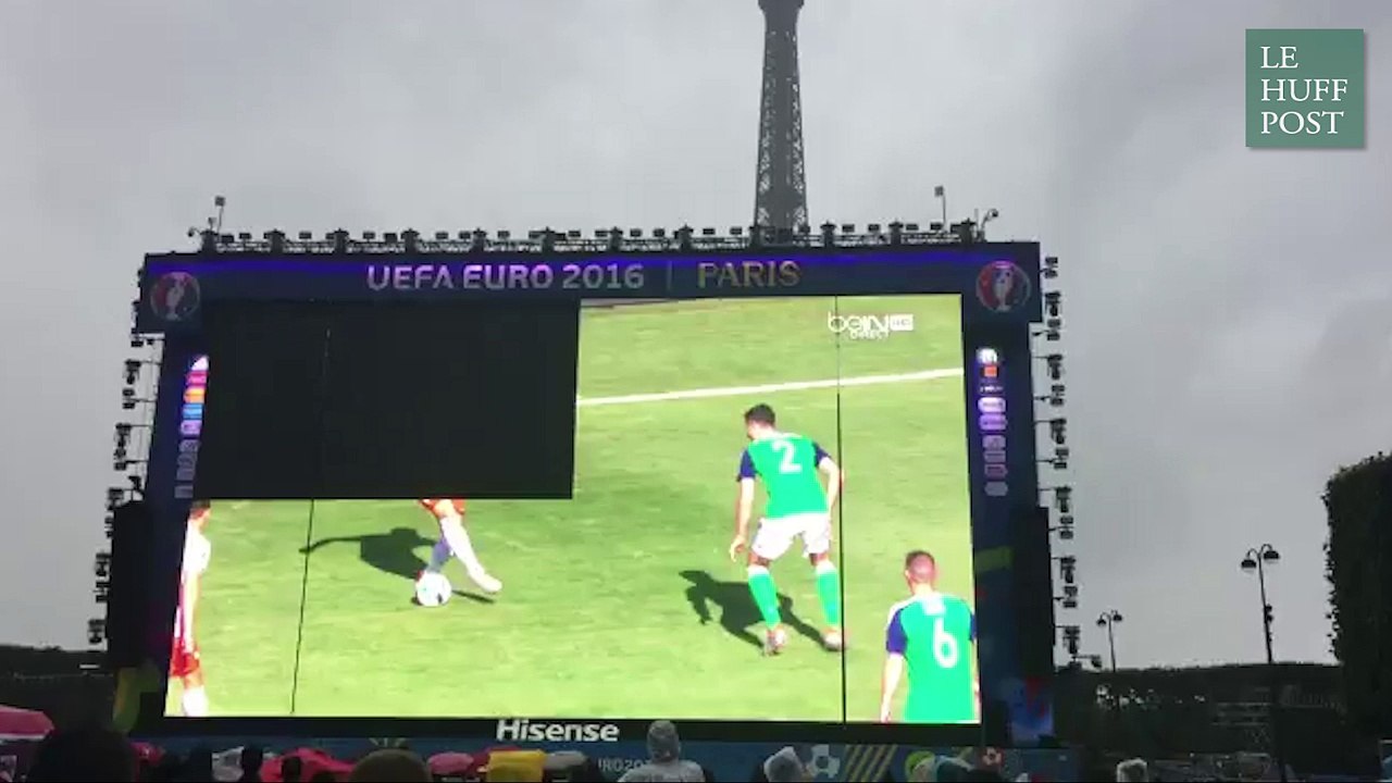L'écran géant de la fan zone de la Tour Eiffel plante en plein match!
