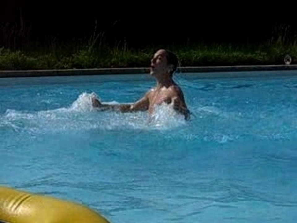 Saut perilleux arriere en piscine