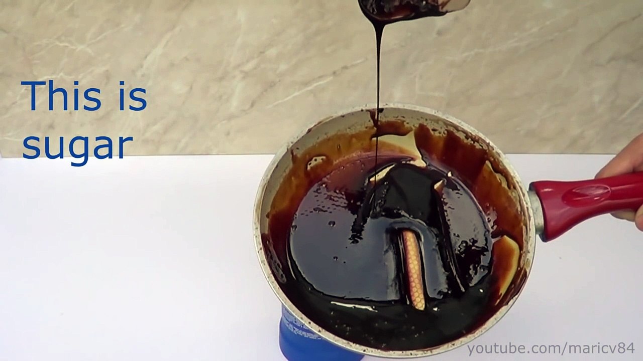 Il fait bouillir du Coca et du Coca zéro. Attention au choc !