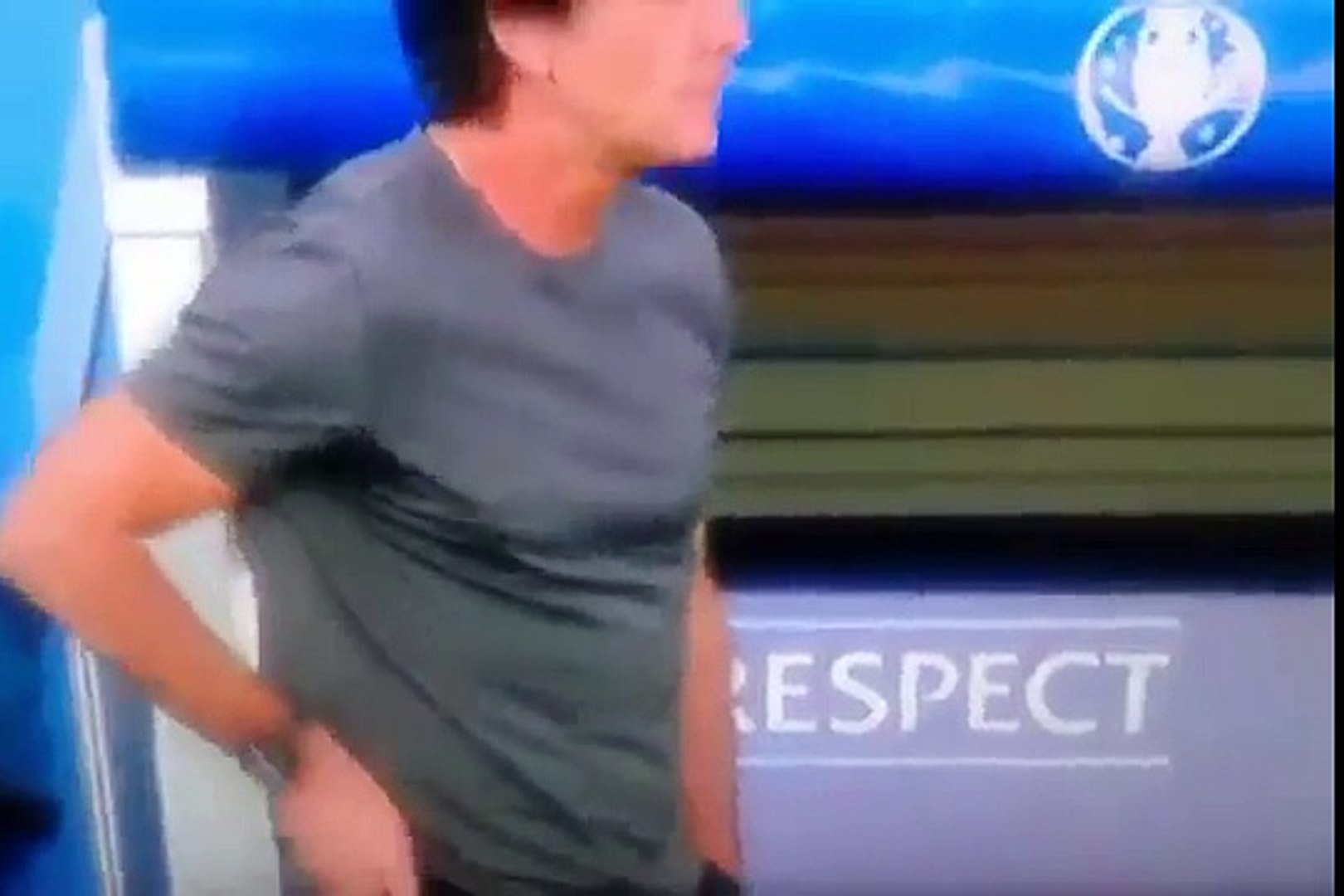 Joachim Low pris la main dans le pantalon ! - Vidéo Dailymotion