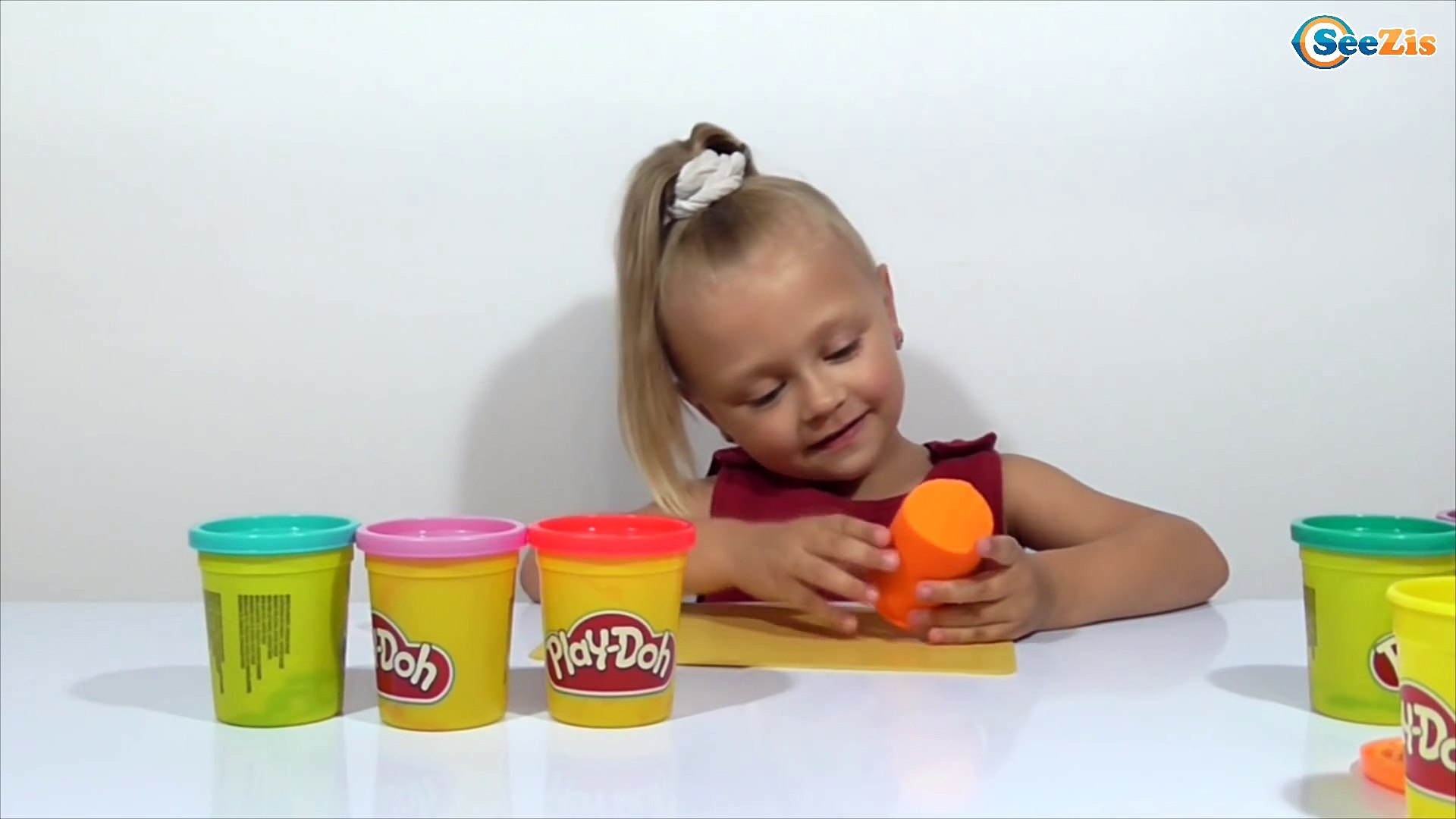 niñas jugando con plastilina