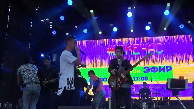 Артём Пивоваров поет со зрителями