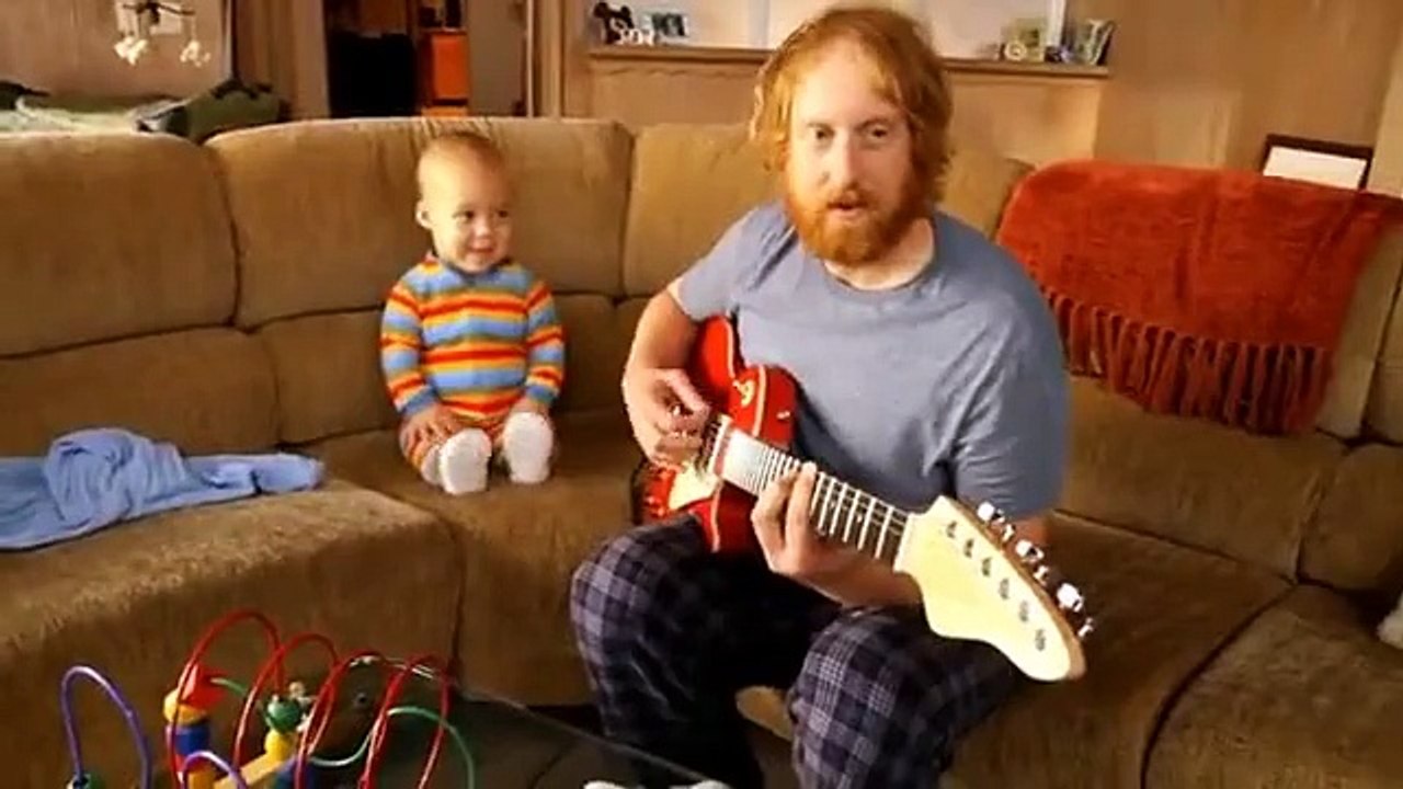 bebek gitarla  çoşturdu süper...