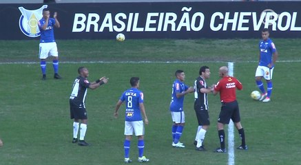 Strike! Com duas bolas em campo, Robinho chuta uma na direção da outra e atrapalha jogada do rival