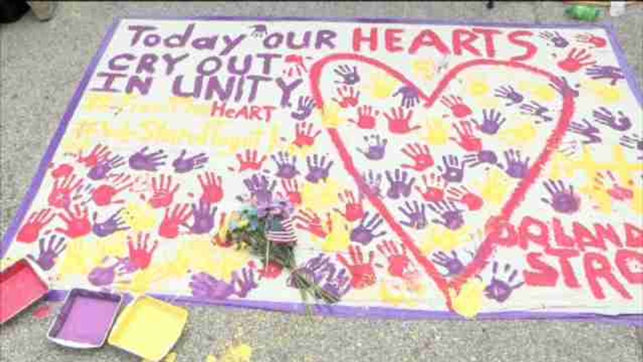 La comunidad recuerda a las víctimas de Orlando mientras siguen las investigaciones