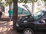 Motorista esquece carro desengatado e veículo bate em árvore. 08-10-15