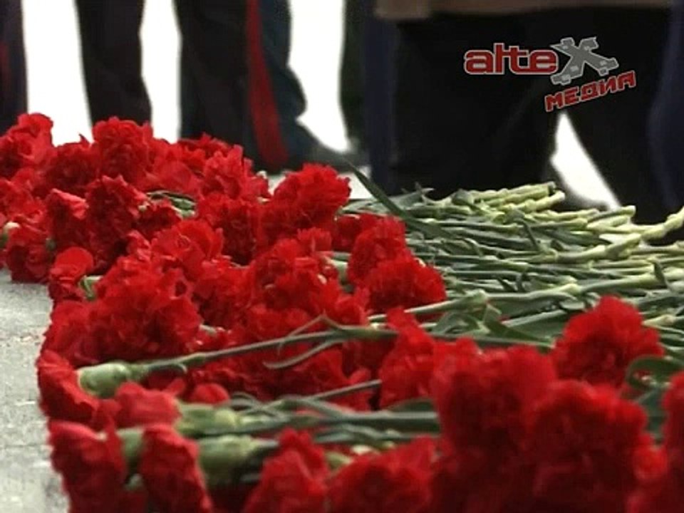 Евгений Куйвашев 23 февраля принял участие в торжественном возложении цветов к памятнику Жукову