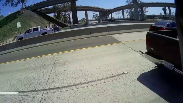 Sécurisation d'un accident de voiture sur l'autoroute par un officier de police
