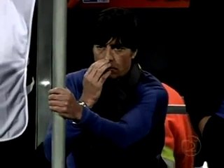Joachim Löw et ses crottes de nez