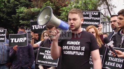 Report TV - Partia Forca Rinia protestë përpara Gykatës së Shkallës së Parë Tiranë