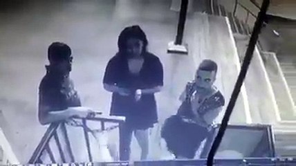 Devant l'entrée de la boite il vomit sur la tête de sa copine