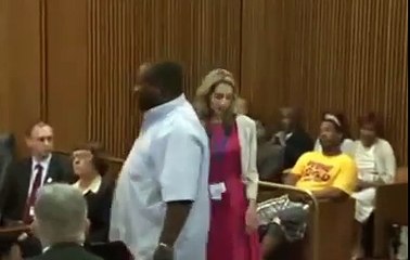 Il se jette sur le meurtrier de sa fille en plein tribunal