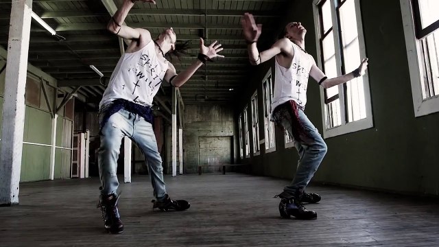 Невозможно отвести взгляд… Эти близнецы просто начали танцевать в пустой комнате. Но когда камера показала их ноги…