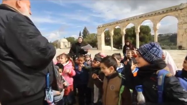 القدس- أبو أيمن.. مرابط مقدسي يوزع الحلوى بالأقصى